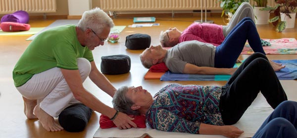 Herstel Yoga, mind-body herstel programma voor mensen met gezondheidsklachten.